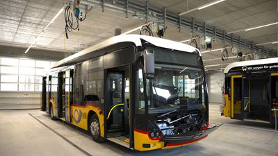 Elektropostautos in der neuen Garage Interlaken