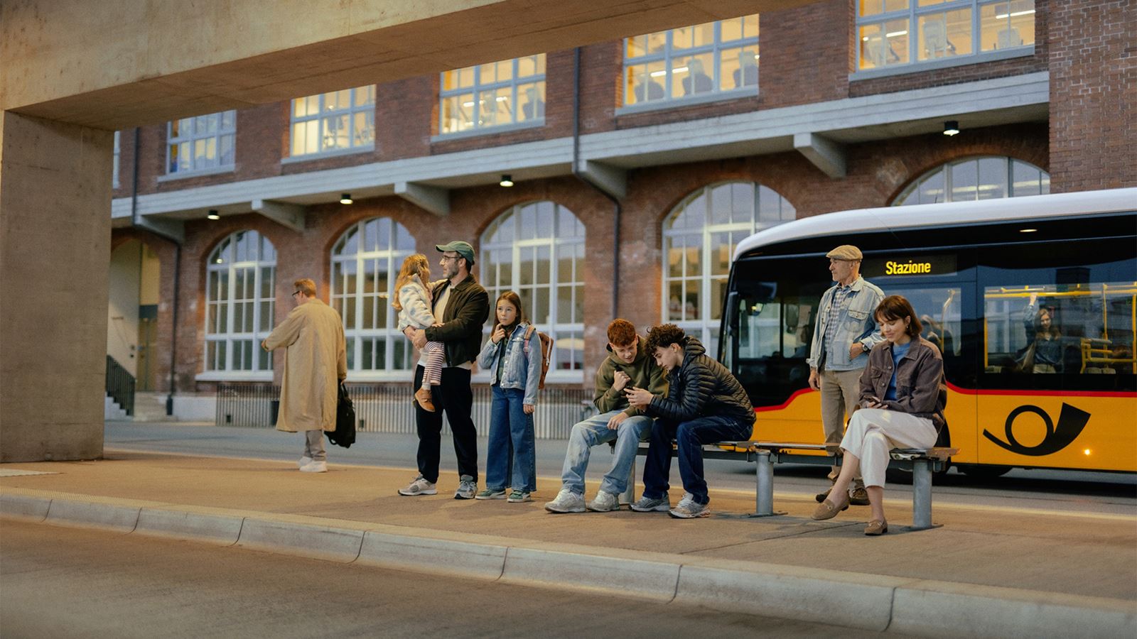 Fahrgäste warten an einer Haltestelle