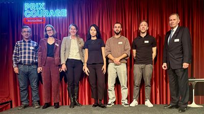 An der Verleihung des Prix Courage 2025: Redon Cacaj (3. von rechts) und Kevin Kieffer (2. von rechts).