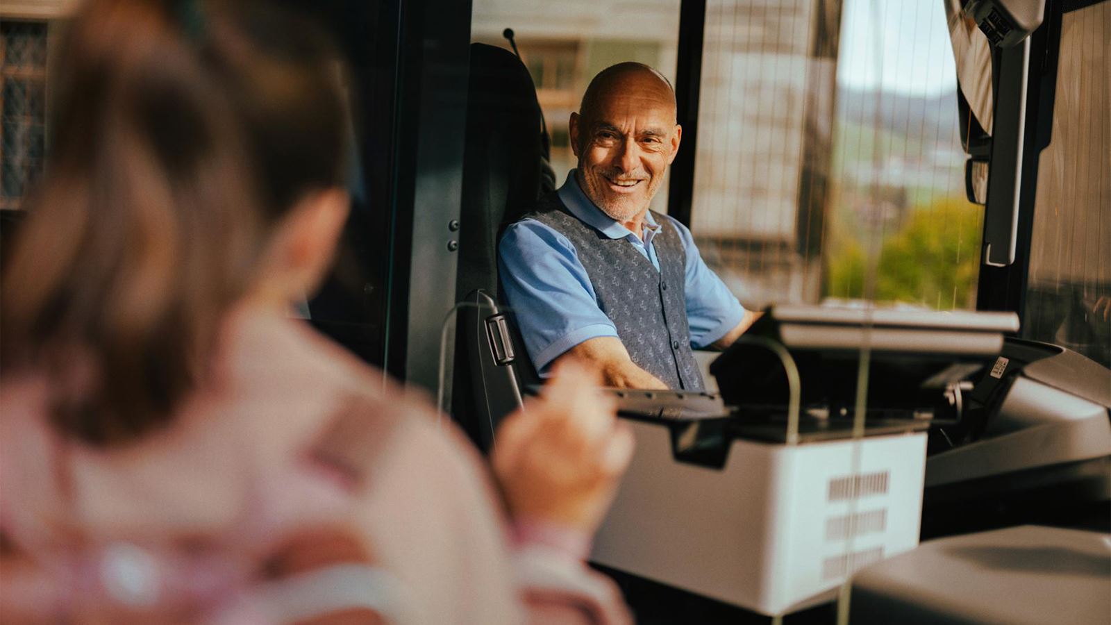In den meisten Kantonen ist es nach wie vor möglich, sein Ticket im Postauto beim Fahrpersonal zu kaufen.