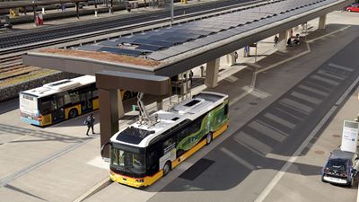 Photovoltaikanlage mit Pantograph und Elektropostauto am Bahnhof Brugg